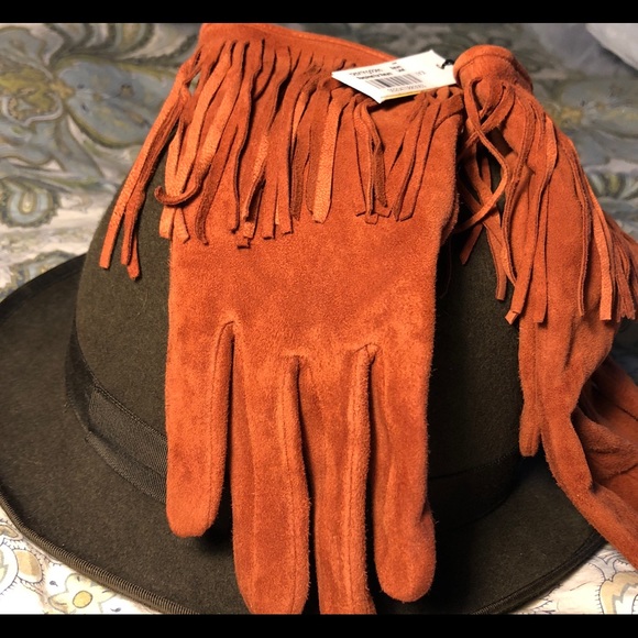 Karen Millen Accessories - KARENMILLEN suede fringed gloves Sz. M/L NWT